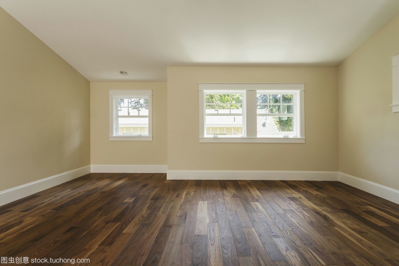 空卧室的木地板 优雅与实用的完美结合